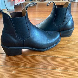Like New Blundstone Chelsea Boots